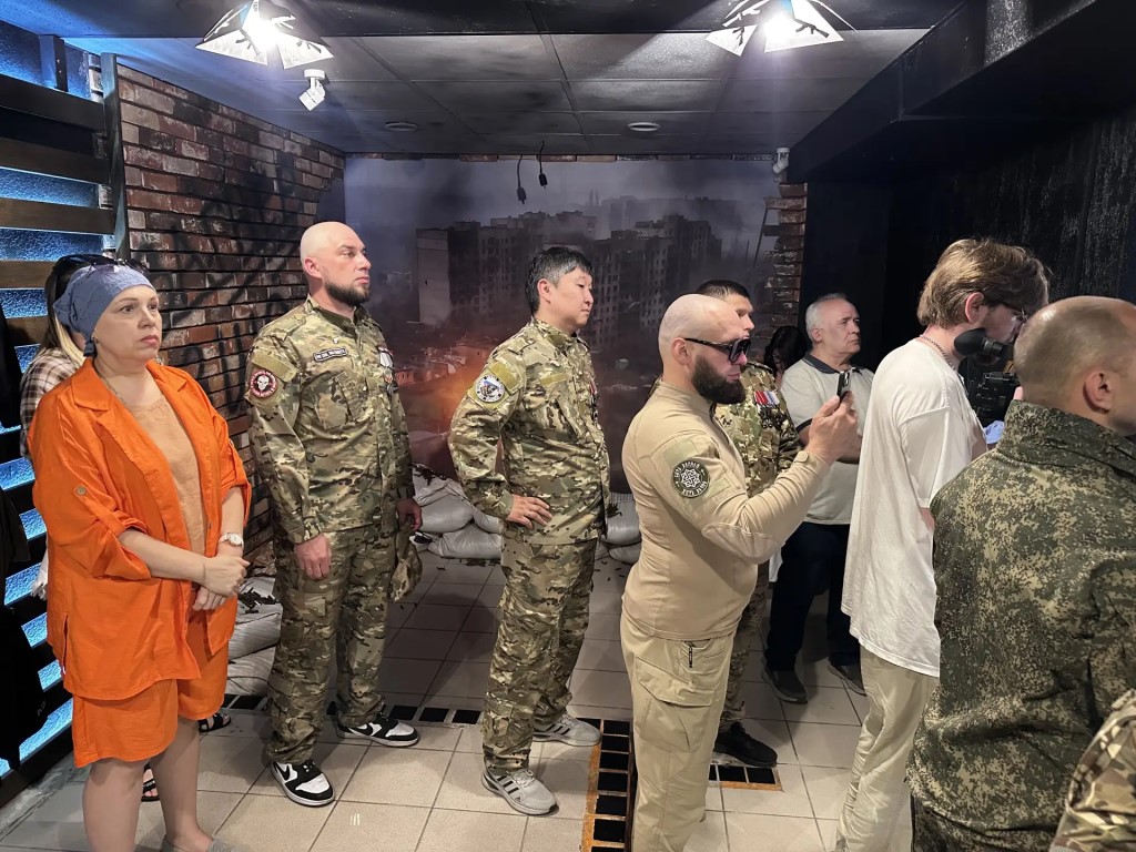 Посетители в экспозиции музея СВО